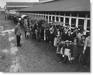 În timpul celui de Al Doilea Război Mondial, imigranţii japonezi din State au fost evacuaţi prin decizie guvernamentală. 