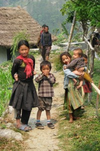 copii din sat de munte, Nepal
