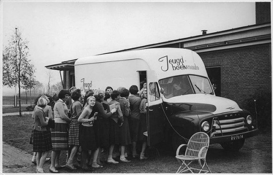 Libraries-on-wheels-Bookmobile-1-540x347