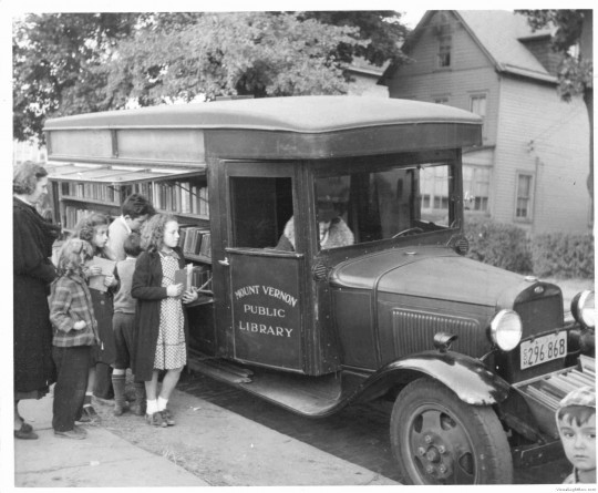 Libraries-on-wheels-Bookmobile-13-540x445